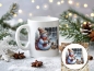 Preview: Schneemann-Motivtasse: Winterliche Szene mit Schneemann, heißem Kakao und Keksen vor einem Fenster, perfekt für gemütliche Weihnachtstage.